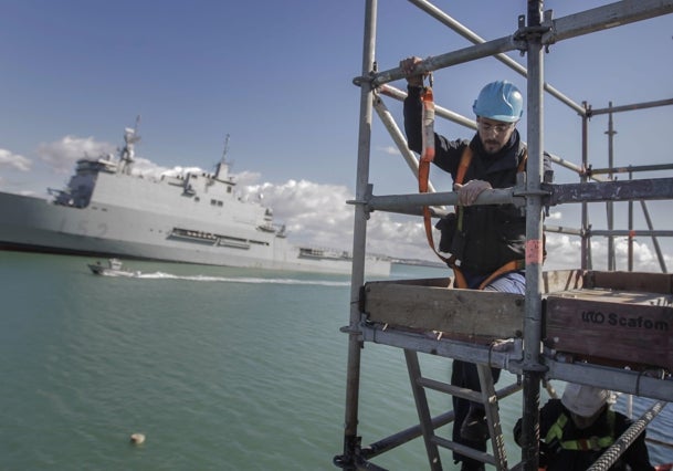 Trabajadores realizan tareas de mantenimiento a barcos en la Base de Rota